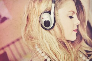blonde-fashion-girl-listen-music-Favim.com-111930